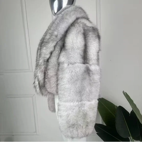 Elegant Women's real Fur Coat - Gray Silver Fox - Picture 10 of 12